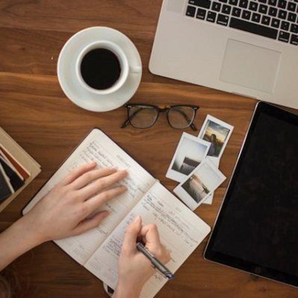 https://unsplash.com/de/fotos/person-holding-ballpoint-pen-writing-on-notebook-505eectW54k